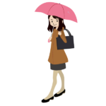 傘を差して防水パーカーを着るスーツの女性(桃)