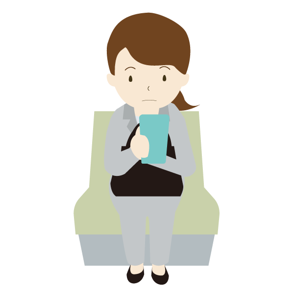 電車で椅子に座りスマートフォンを見る女性会社員