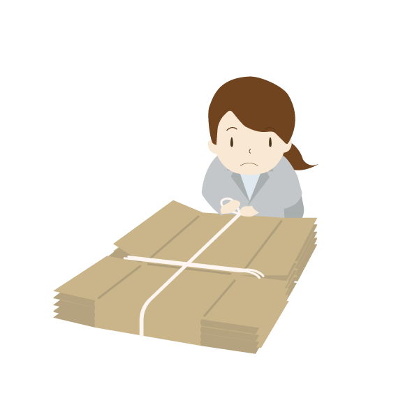 畳んだ段ボールを束にする女性会社員
