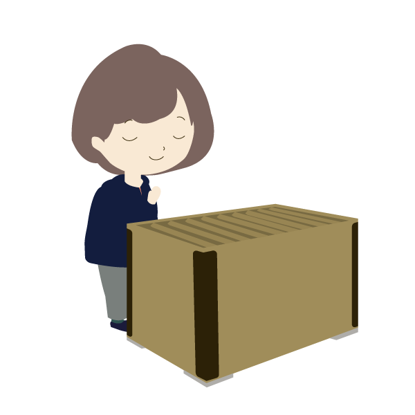 神社で参拝する女性