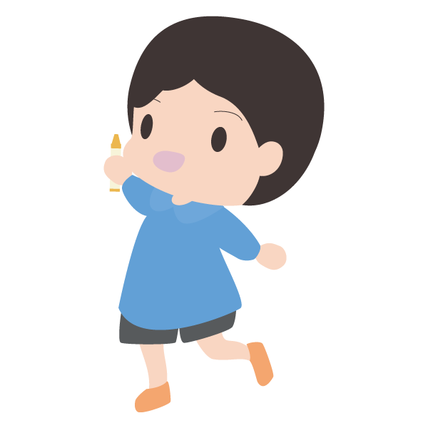 走る幼稚園児の男の子