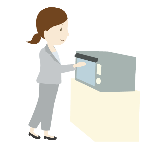 電子レンジを使う女性会社員