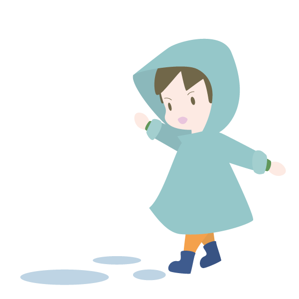 雨合羽を着て遊ぶ男の子