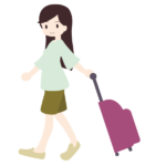 スーツケースを引いて歩く女性