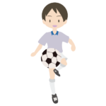 リフティングをするサッカー少年