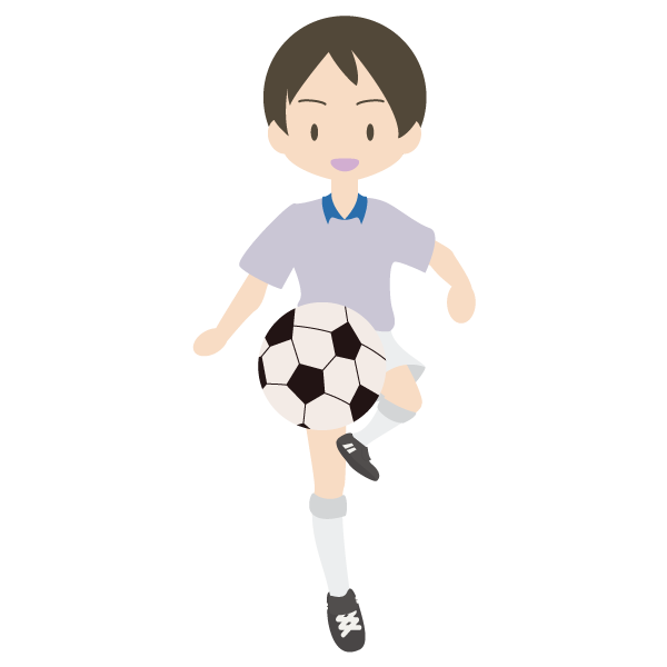 リフティングをするサッカー少年