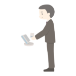 ICカードで出退勤の打刻をする男性会社員