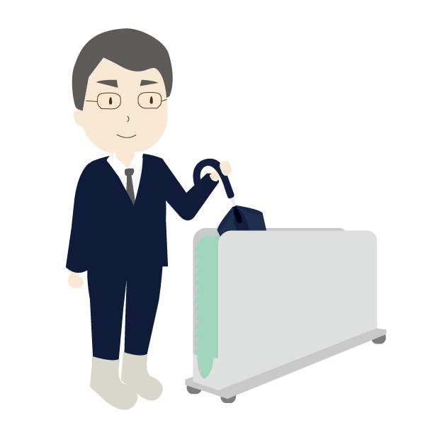 傘の水滴をとる男性会社員