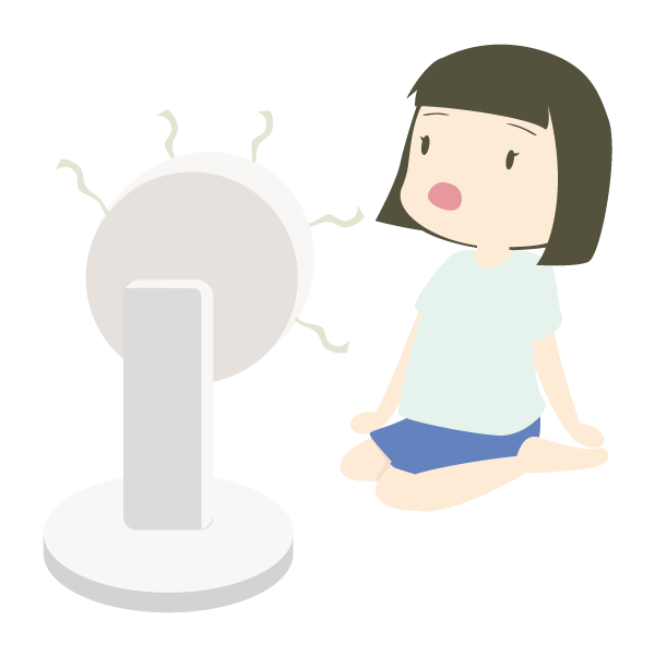 ボケーとしながら扇風機にあたっている少女