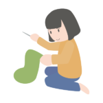 プレゼントを入れる靴下を縫う母親