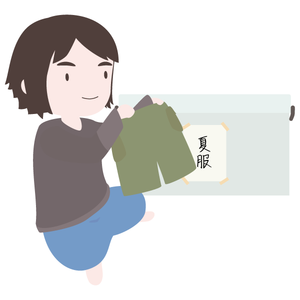 模様替えで夏服をしまう男性