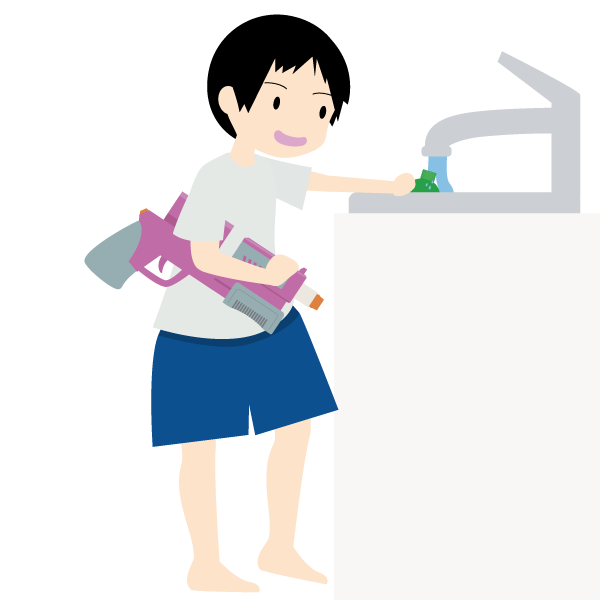 水鉄砲に水を補充する男の子