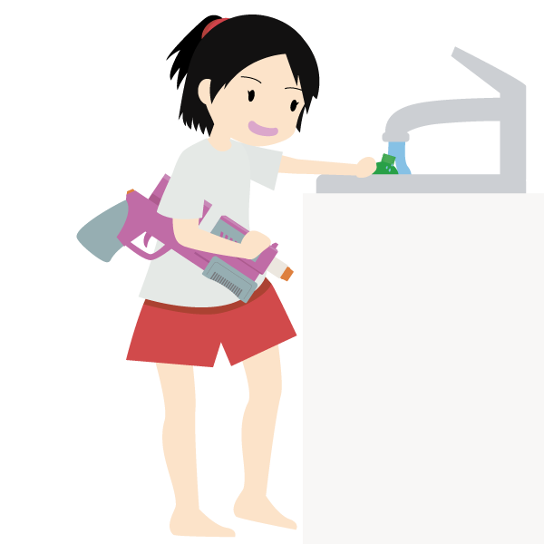 水鉄砲に水を補充する女の子