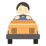 ゴーカートに乗る男の子