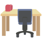 机に飾られたミニランドセル（赤）