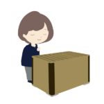 神社で参拝する女性