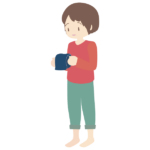 ミニランドセルを見て懐かしむ男の子